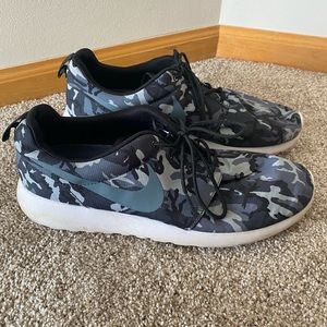 Super hot Usenet Nike Roshe Run camo shoes size 11.